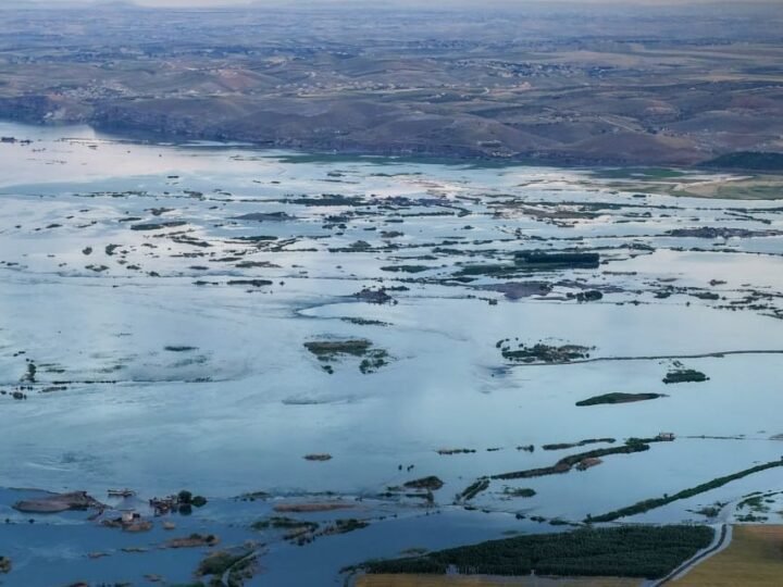 Raqqa : La montée des eaux du fleuve Euphrate perturbe l&rsquo;activité minière