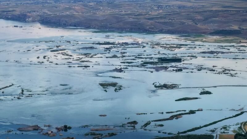 Raqqa : La montée des eaux du fleuve Euphrate perturbe l&rsquo;activité minière