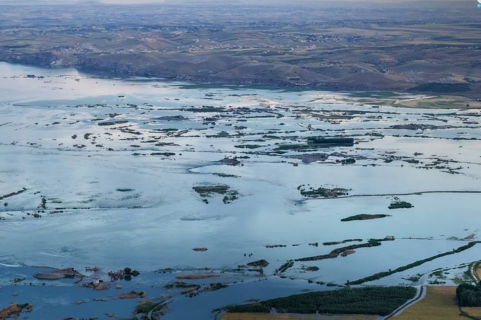 Raqqa : La montée des eaux du fleuve Euphrate perturbe l’activité minière