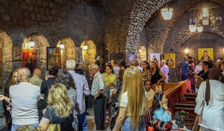 Homs : le vernissage de l&rsquo;exposition artistique « Risha wa Lawn »