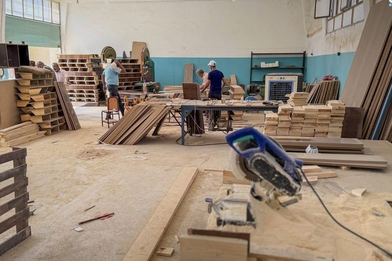 Raqqa : 5 000 nouveaux bancs scolaires produits par la direction de l’Éducation