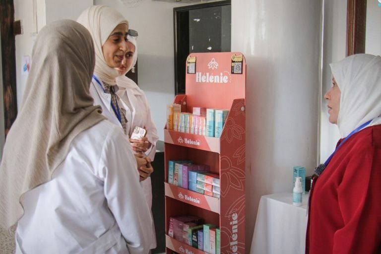 Les étudiants en pharmacie de l’Université de Hama lancent un camp de formation pratique