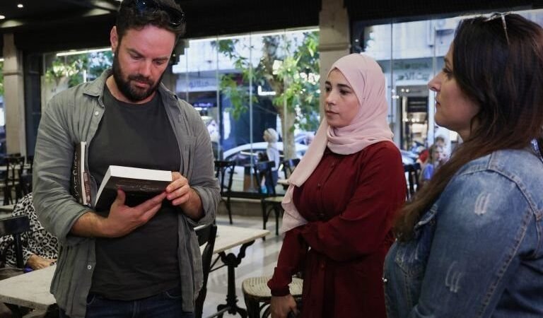 Khalil al-Neimi signe son nouveau roman « Madih al-Harab » à Damas